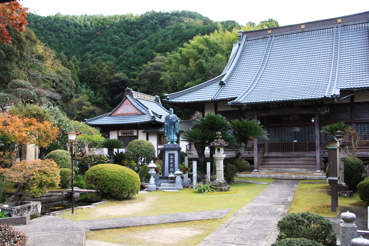 妙典寺の外観と庭
